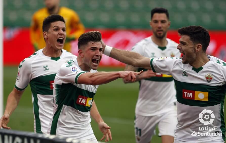 Los jugadores del Elche celebran un gol ante el Sevilla / LaLiga